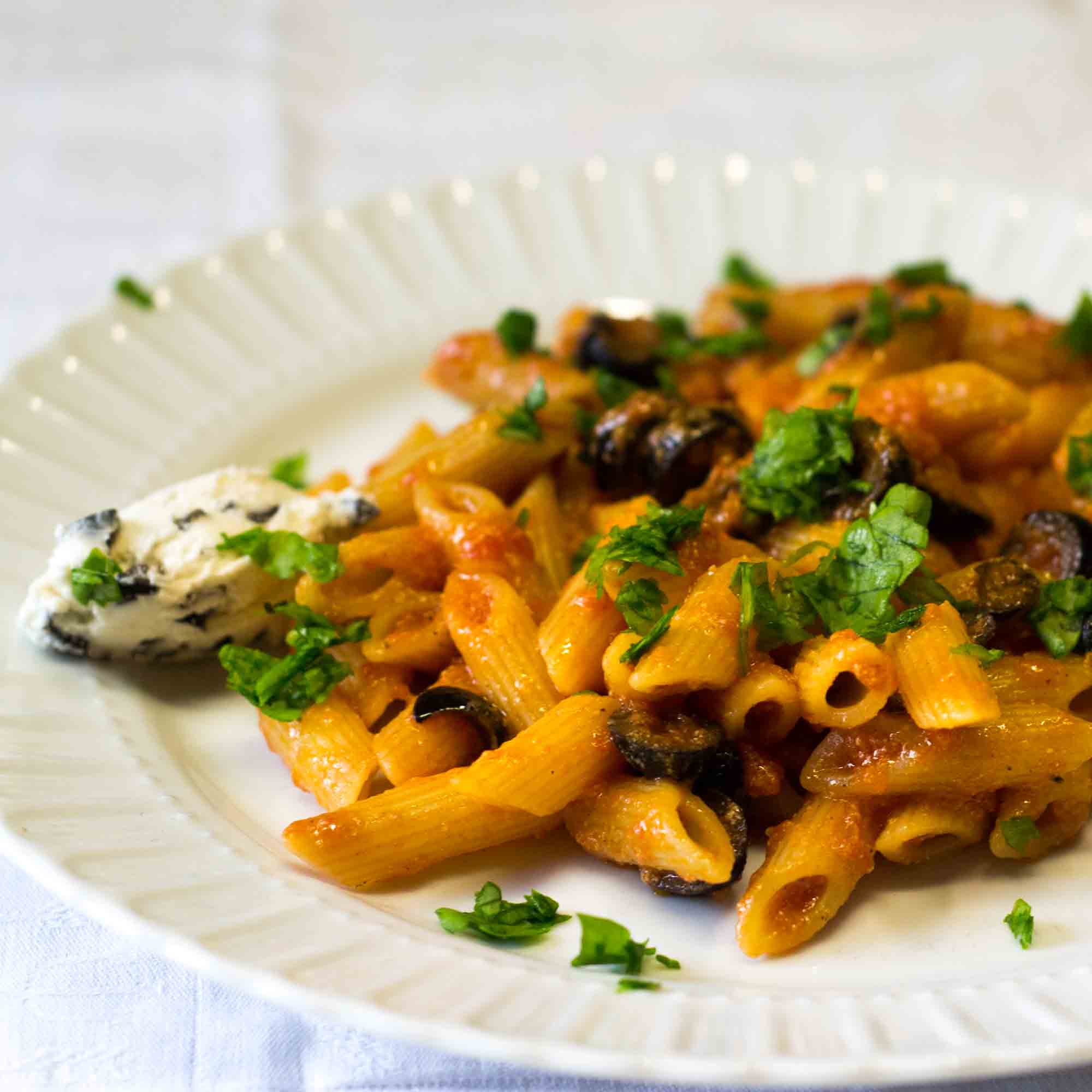 Mezze penne con olive e caprino